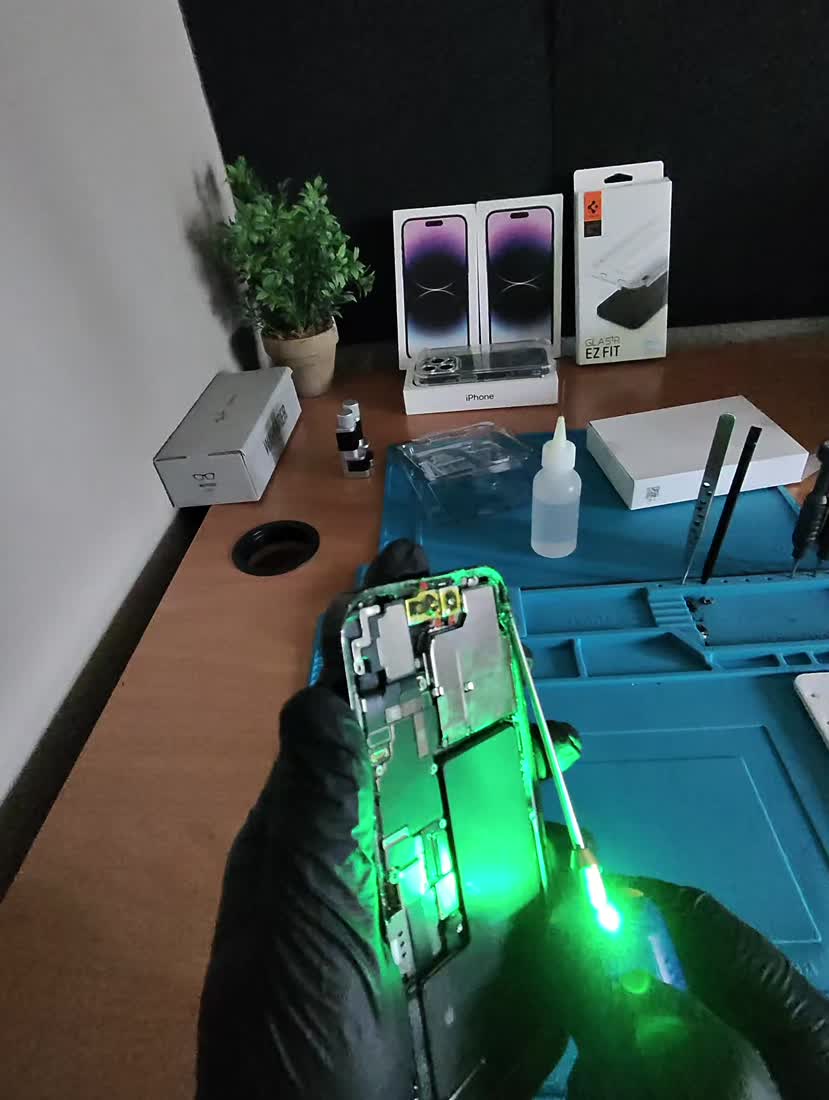 Jonathan limpia los bordes del iPhone abierto con su herramienta